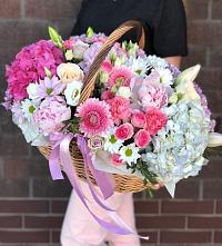Цветочная композиция из Розы, Хризантемы, Пионы и Лизиантусы в корзине в Костино-Отдельце