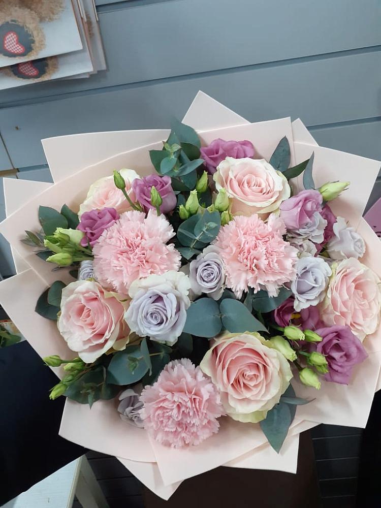 Букет цветов из: Розы, Гвоздики и Лизиантусы в Костино-Отдельце